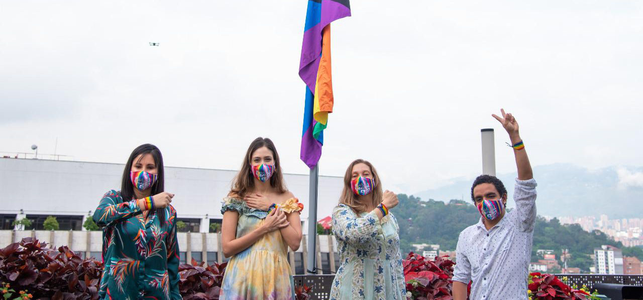 La Alcaldía de Medellín iza la bandera LGBTIQ+ en La Alpujarra para celebrar la diversidad en la ciudad